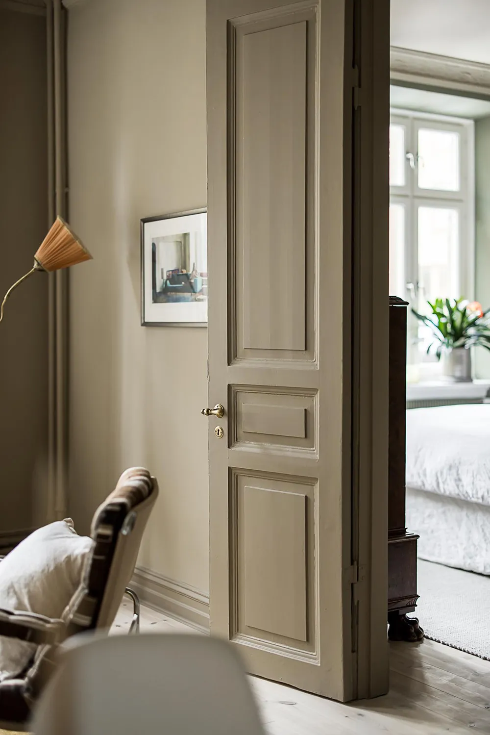 Стильные оттенки бежевого и зеленого в дизайне шведской квартиры (93 кв. м) - Gallery image 7