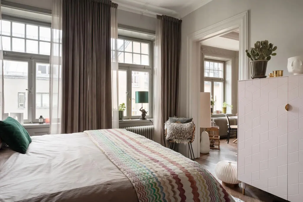 Schöne schwedische Wohnung mit Erker und klassischem Wanddekor - Gallery image 14