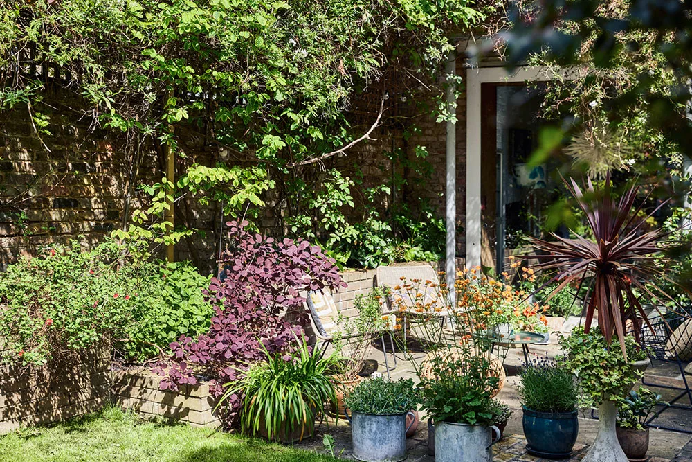 Interiores coloridos de una casa victoriana hermosa con jardín en Londres - Gallery image 7