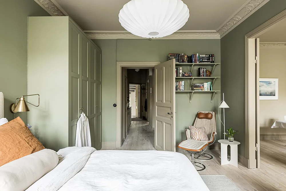 Стильные оттенки бежевого и зеленого в дизайне шведской квартиры (93 кв. м) - Gallery image 17