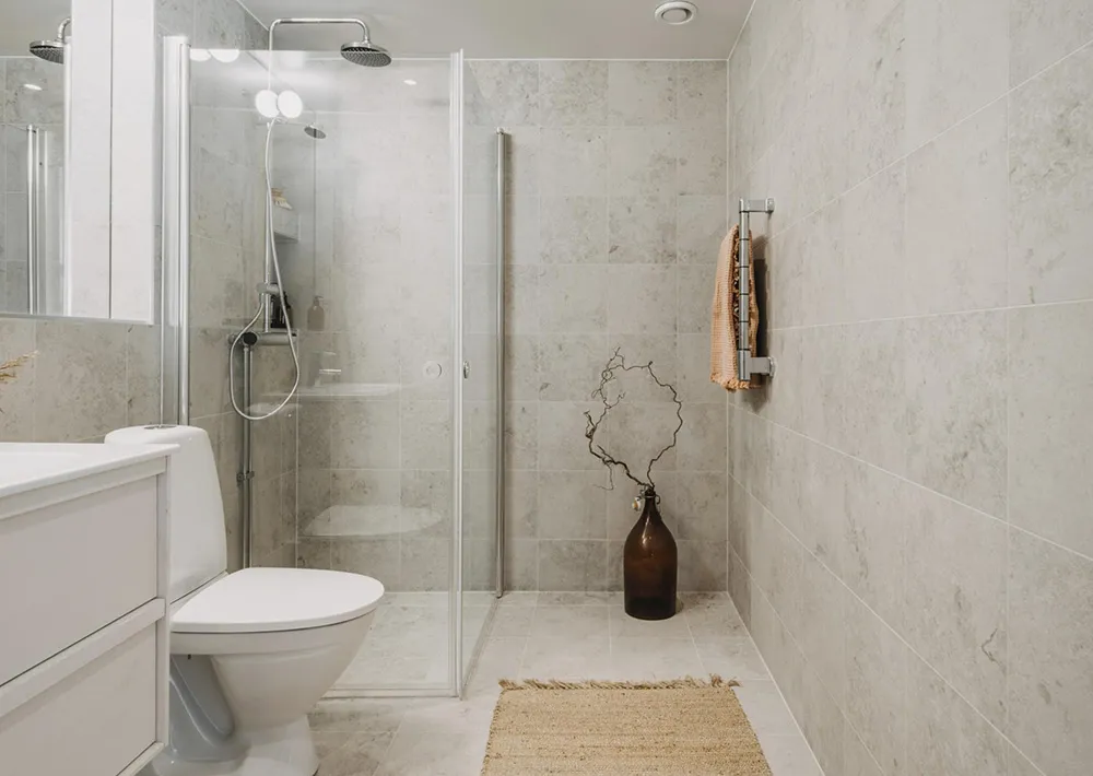 Spokojny skandynawski loft z czarną kuchnią i antresolą - Gallery image 17