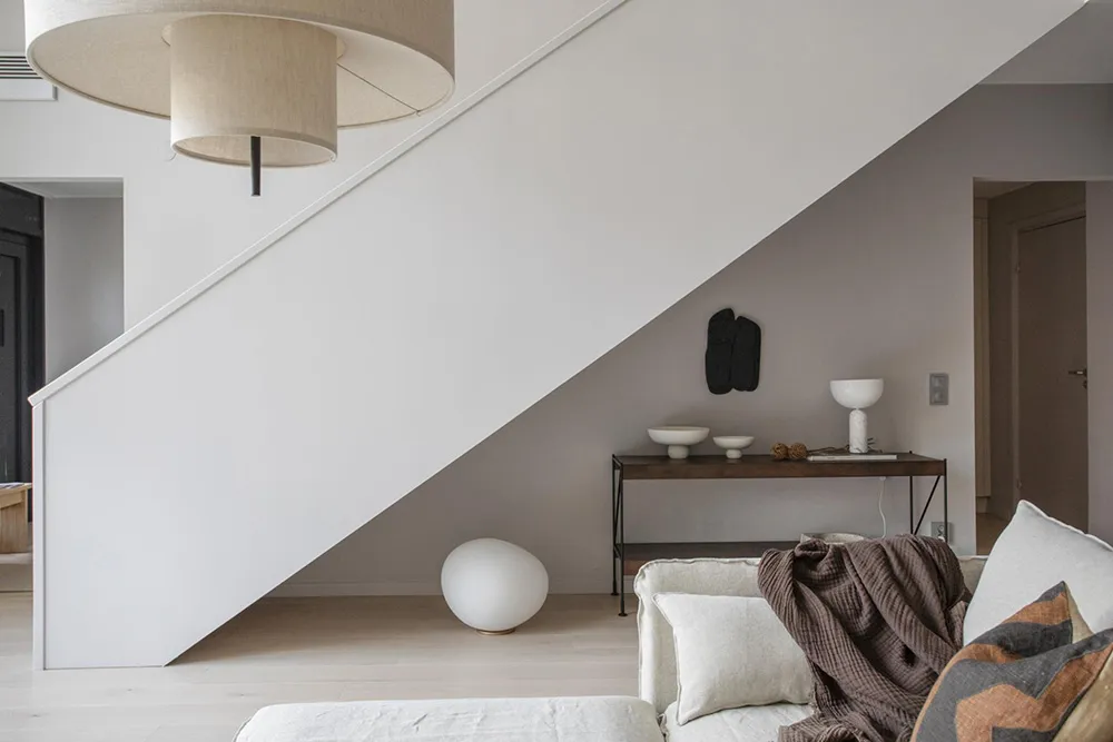 Spokojny skandynawski loft z czarną kuchnią i antresolą - Gallery image 8