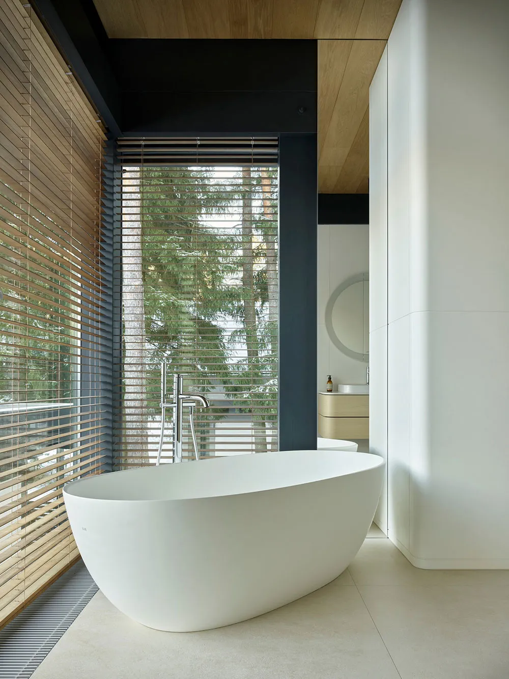 काँच की दीवारें एवं दूसरा प्रकाश: मॉस्को क्षेत्र में एक पाइन जंगल में स्थित आधुनिक कॉटेज - Gallery image 7