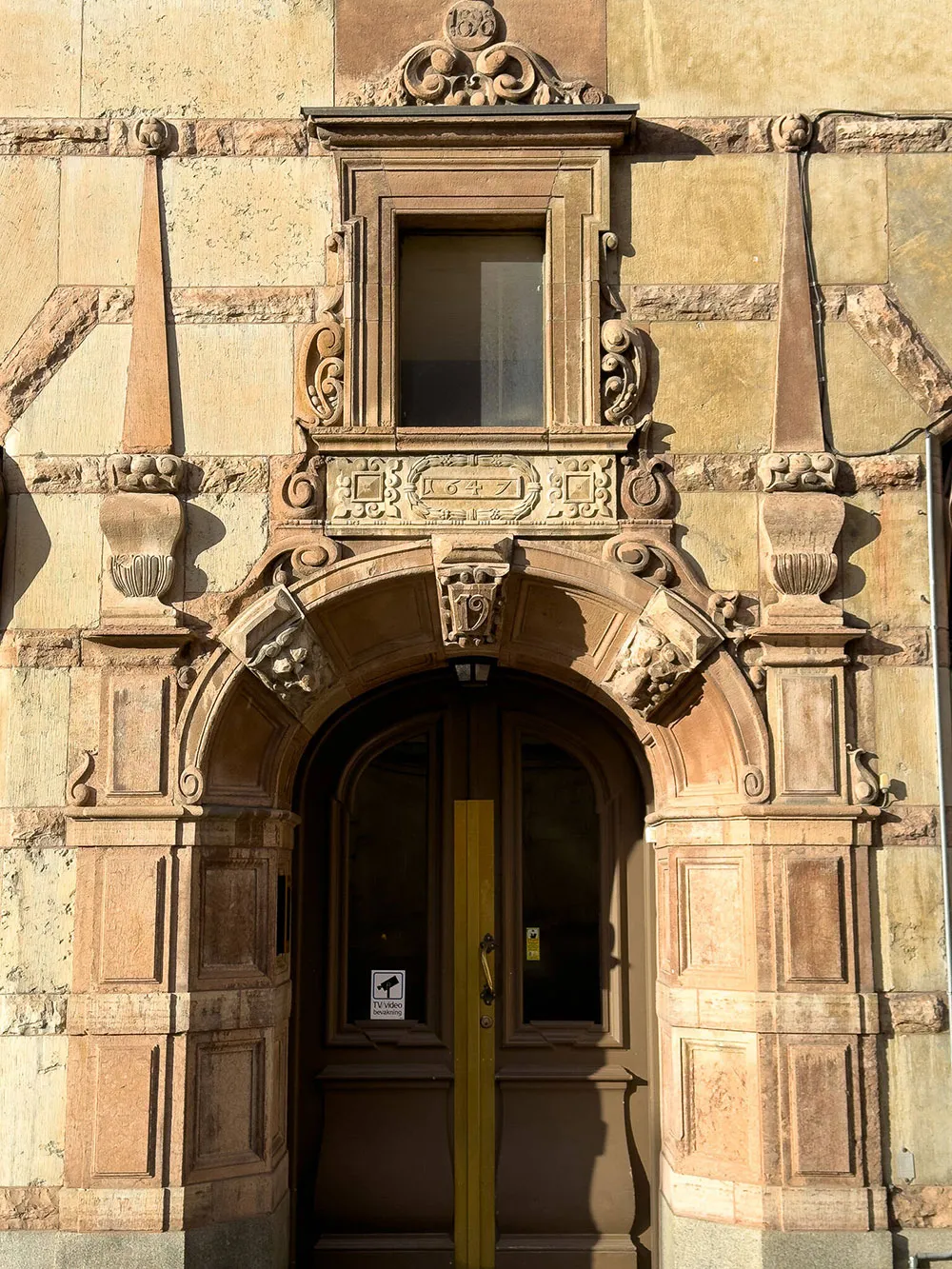 Естетичний інтер'єр невеликої квартири з ніжним декором - Gallery image 25