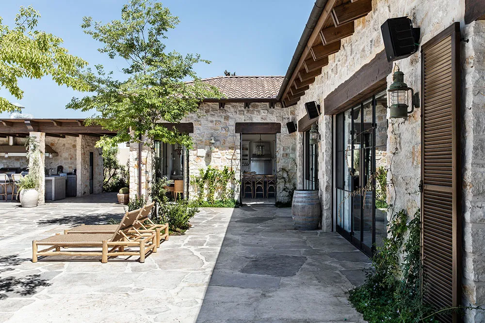Beau maison en pierre en Israël avec beaucoup de blanc dans les intérieurs - Gallery image 30