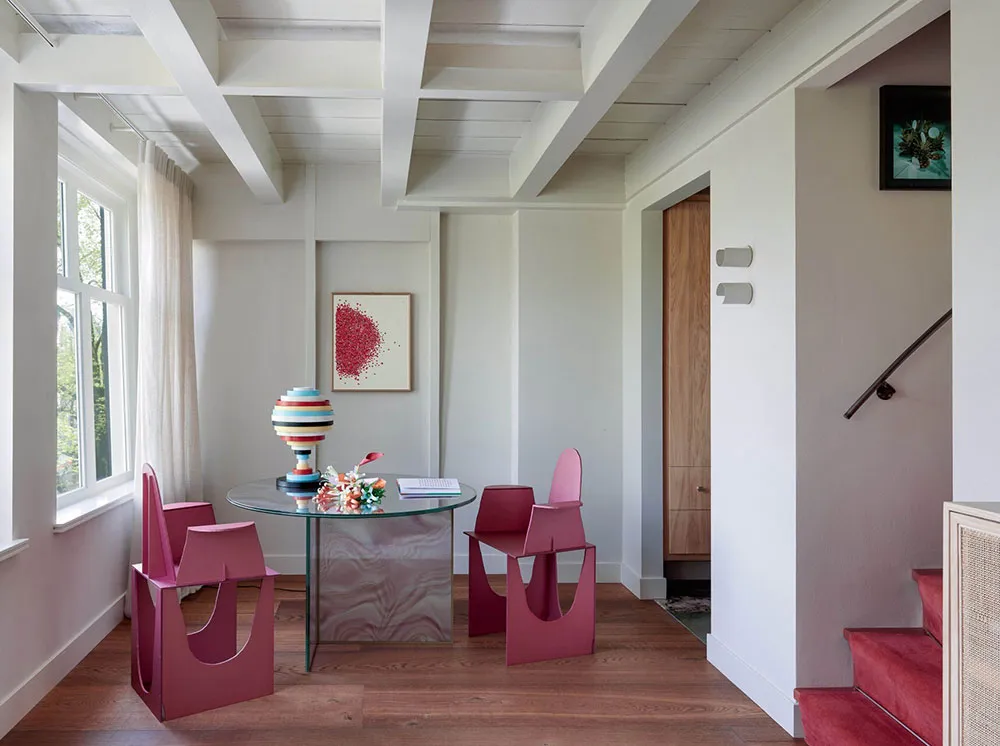 Beams and whimsical furniture: extravagant design of a small apartment in Amsterdam - Gallery image 5