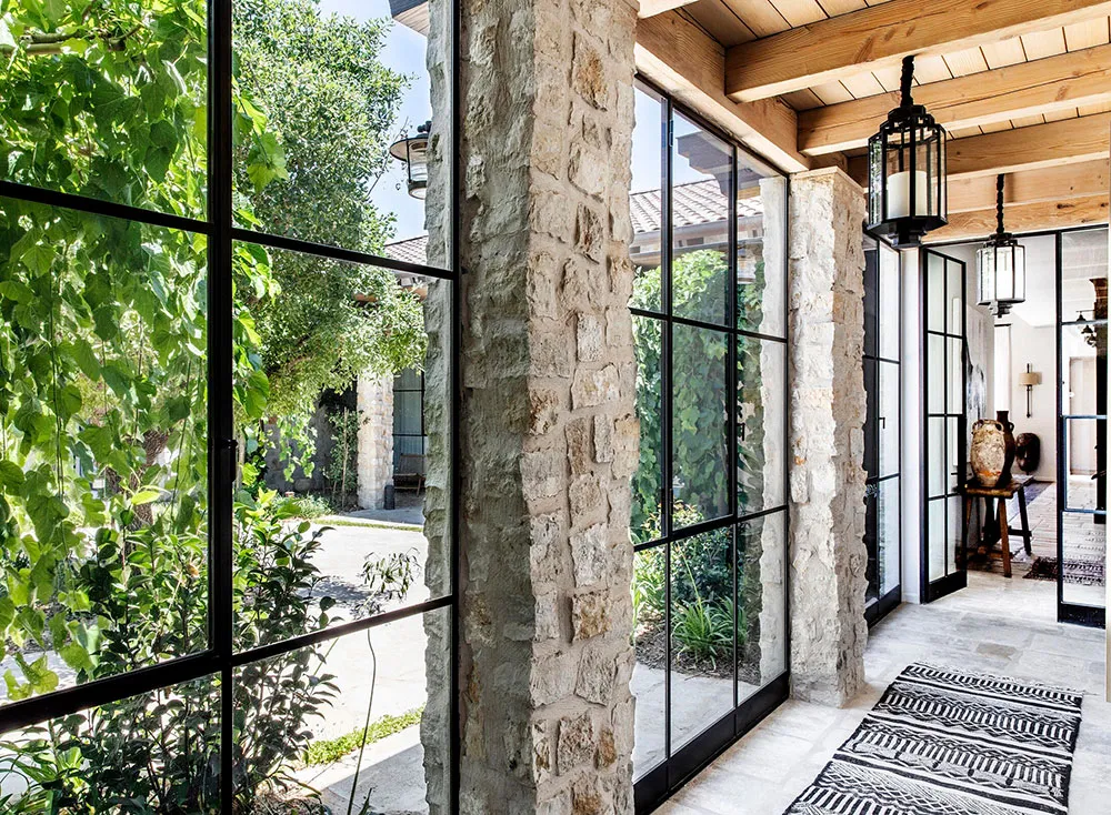 Beau maison en pierre en Israël avec beaucoup de blanc dans les intérieurs - Gallery image 13