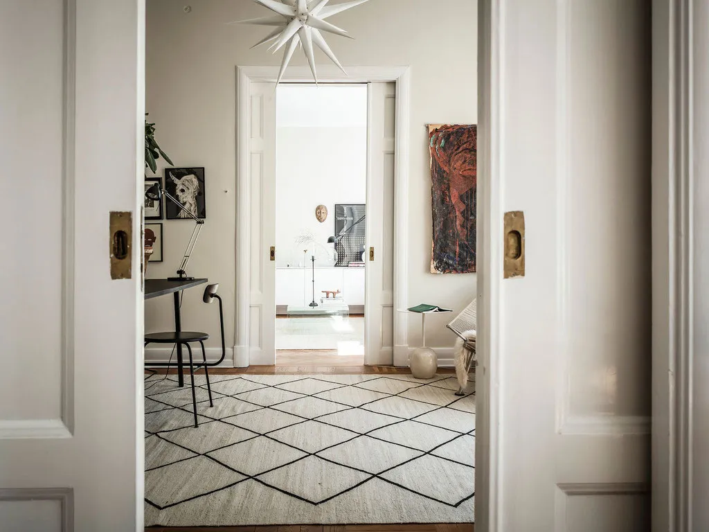 Простор и элегантность: большая и светлая квартира в Швеции - Gallery image 14