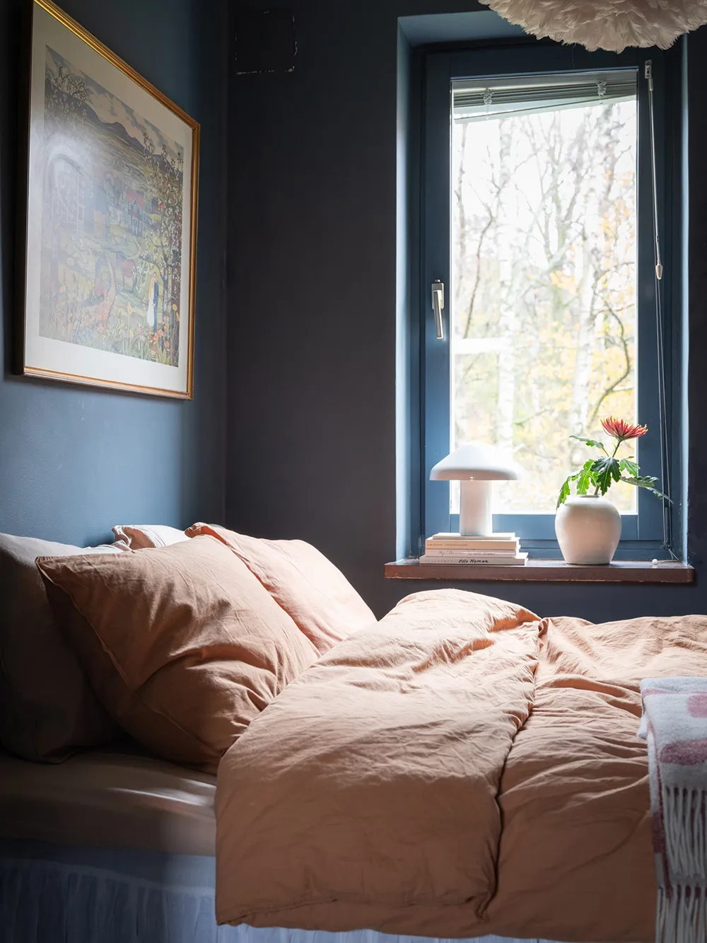 Красивые тёмно-синие стены в дизайне небольшой шведской квартиры (39 кв. м) - Gallery image 16