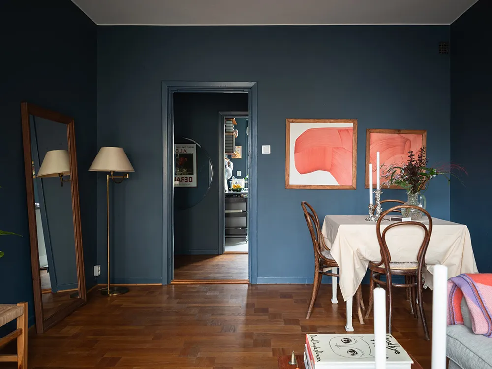 Красивые тёмно-синие стены в дизайне небольшой шведской квартиры (39 кв. м) - Gallery image 7
