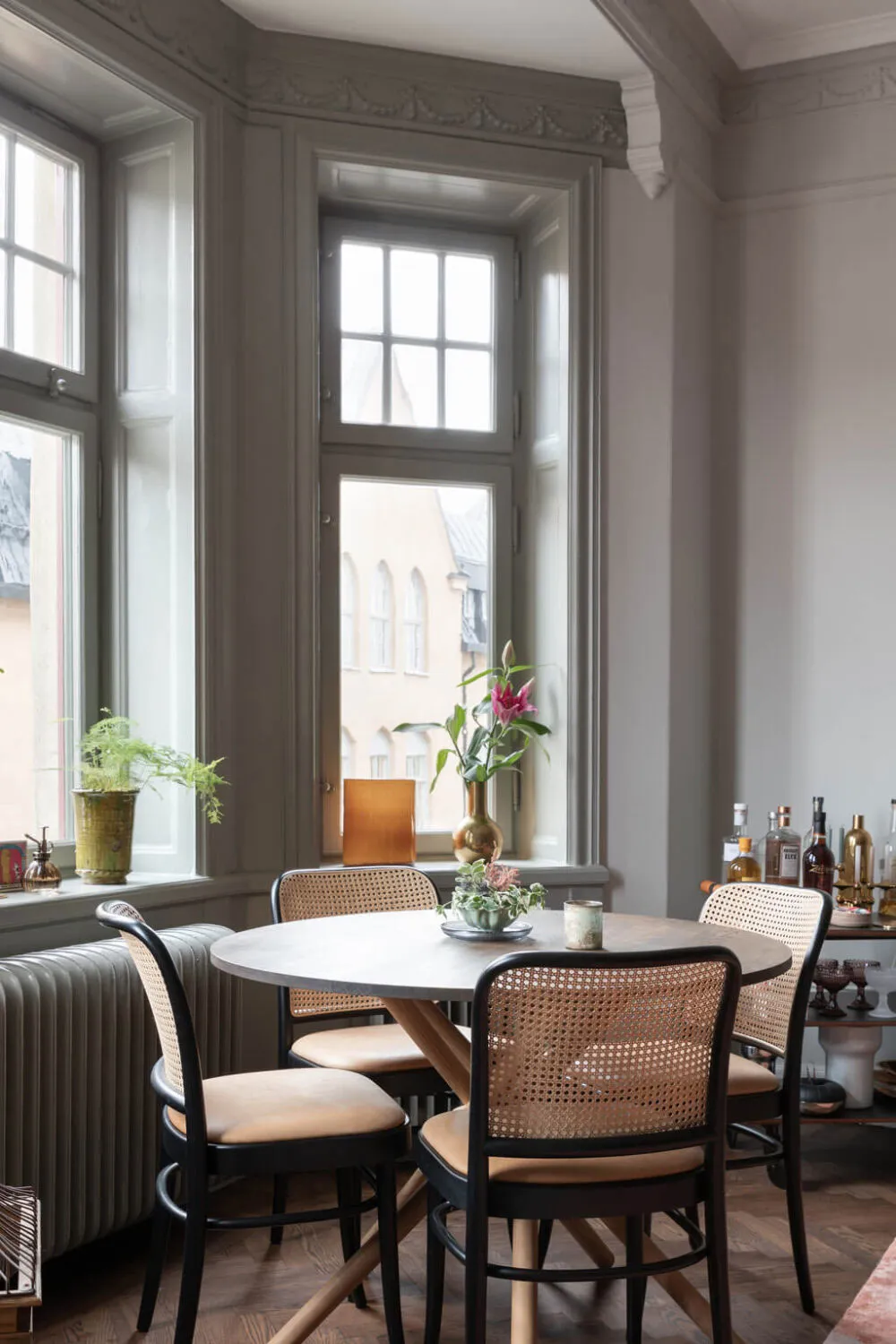 Schöne schwedische Wohnung mit Erker und klassischem Wanddekor - Gallery image 8