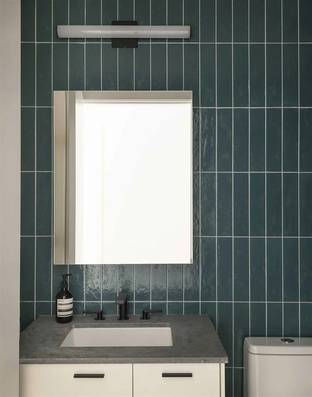 Високі стеля та багато вікон: будинок у амбарному стилі посеред лісу - Gallery image 13