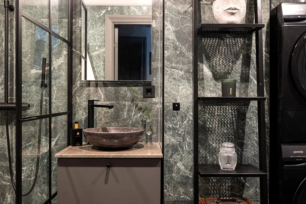 Styles et tons gris avec une cloison en verre : studio en Suède à Stockholm (54 m²) - Gallery image 19