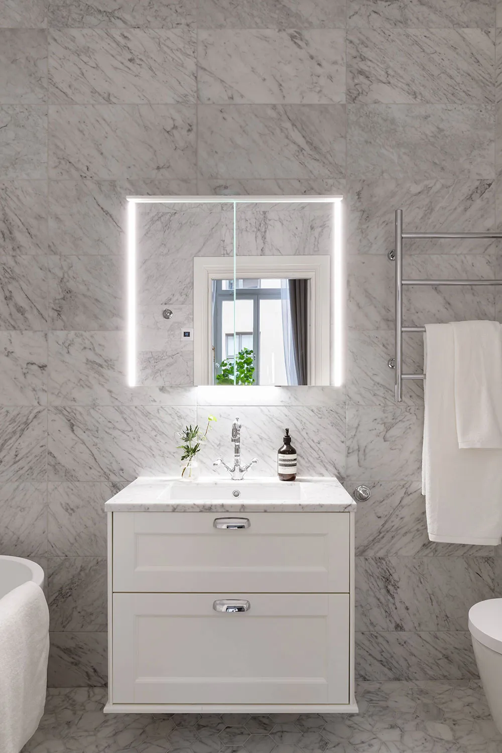 Естетичний інтер'єр невеликої квартири з ніжним декором - Gallery image 13