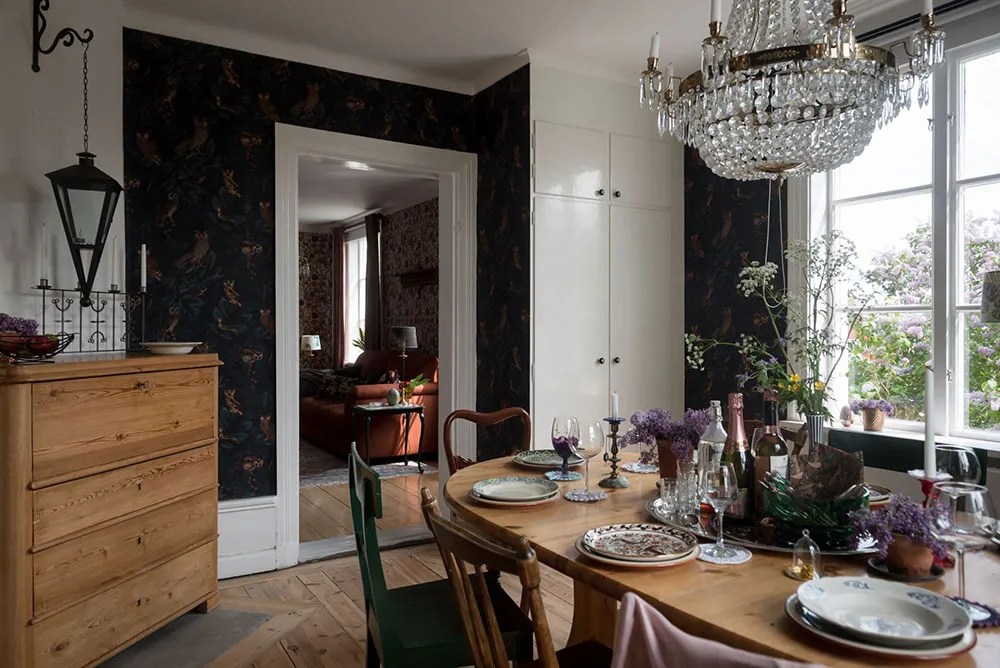 Atmosphärische blühdurchzogene Wandverkleidungen im skandinavischen Stil der schwedischen Datsche - Gallery image 4