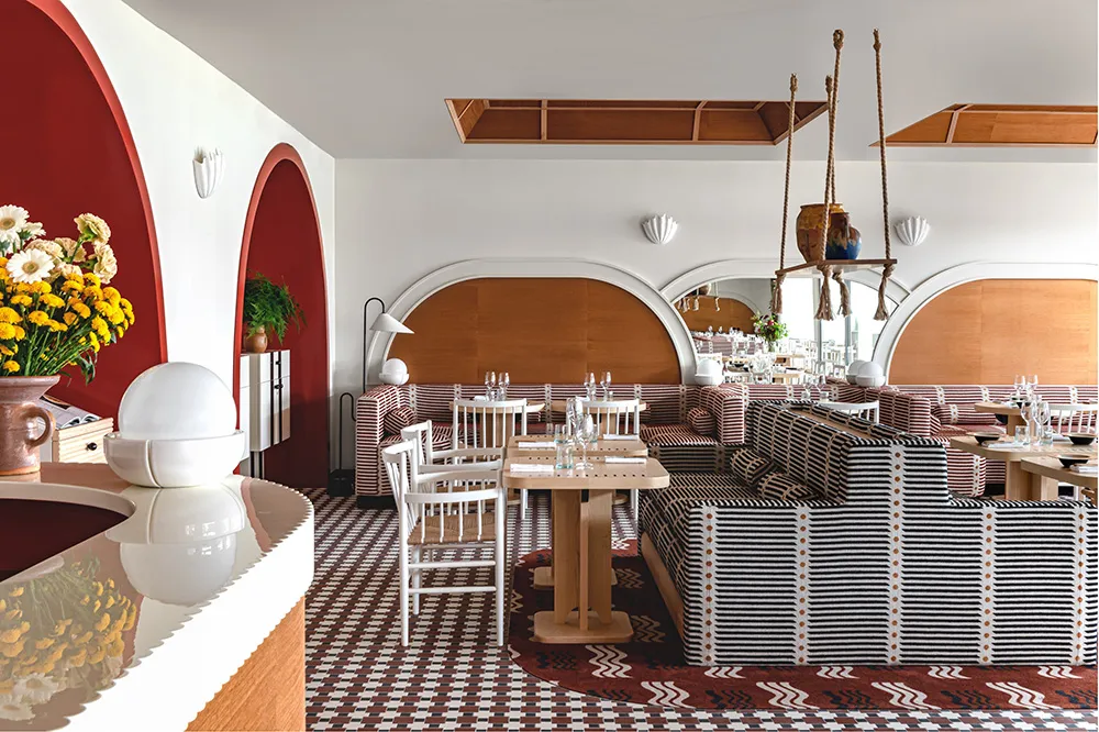 Полоски и смелые краски: стильный отель Regina Experimental на берегу океана - Gallery image 4