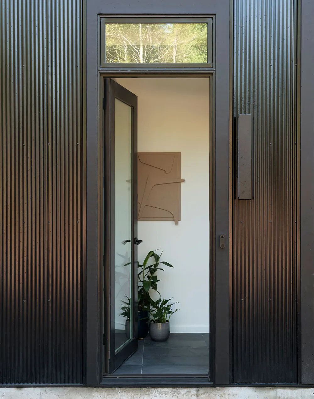 Високі стеля та багато вікон: будинок у амбарному стилі посеред лісу - Gallery image 18