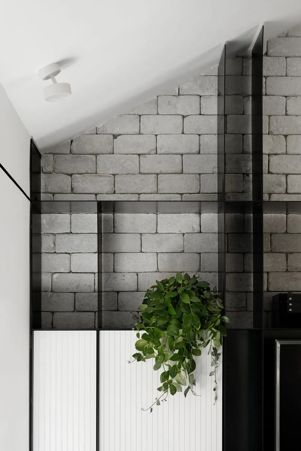 Black and White Minimalism in Duplex Design in Tel Aviv - Gallery image 5