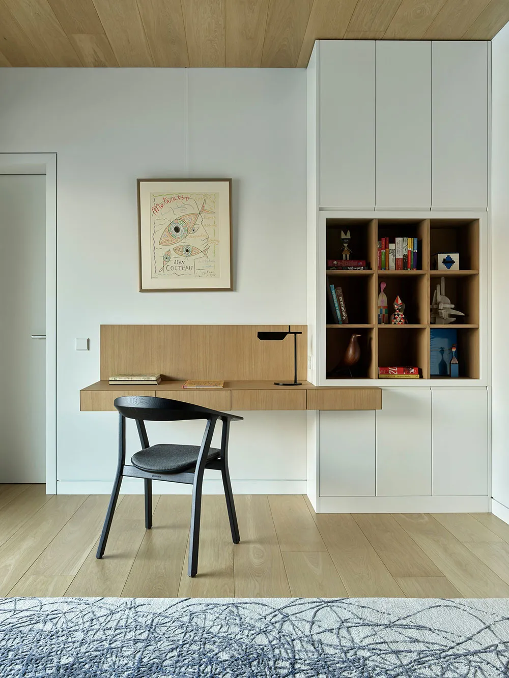 काँच की दीवारें एवं दूसरा प्रकाश: मॉस्को क्षेत्र में एक पाइन जंगल में स्थित आधुनिक कॉटेज - Gallery image 5