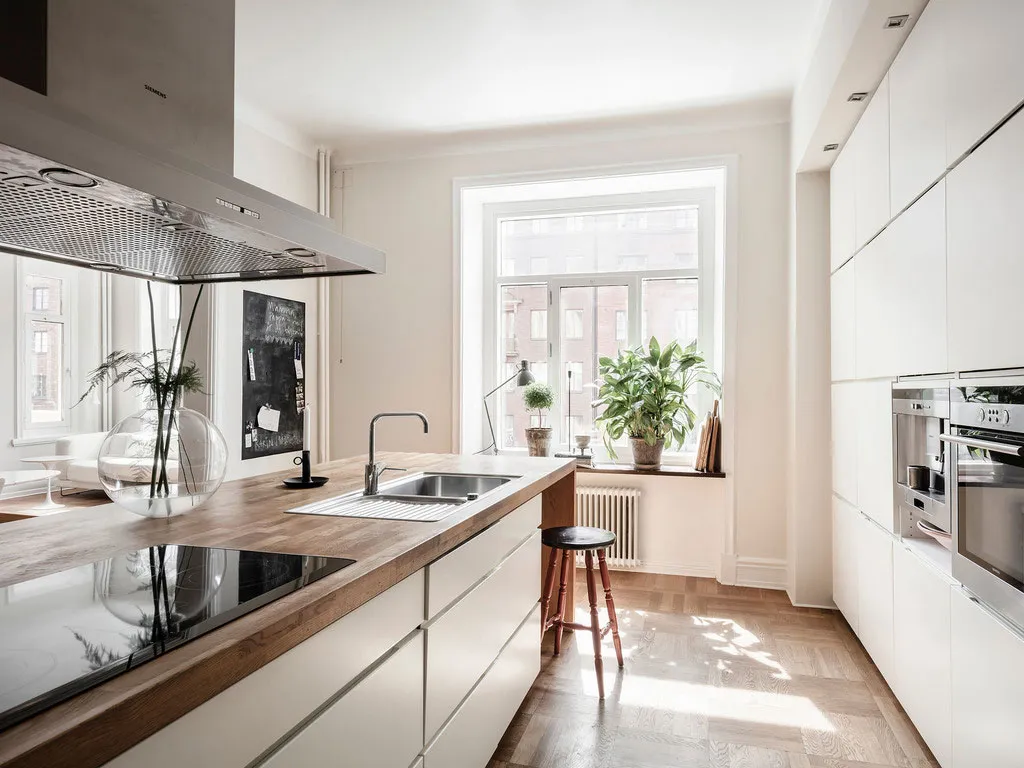 Простор и элегантность: большая и светлая квартира в Швеции - Gallery image 9