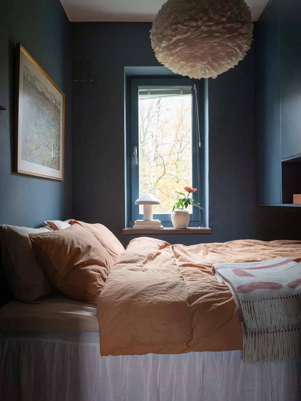 Красивые тёмно-синие стены в дизайне небольшой шведской квартиры (39 кв. м) - Gallery image 15