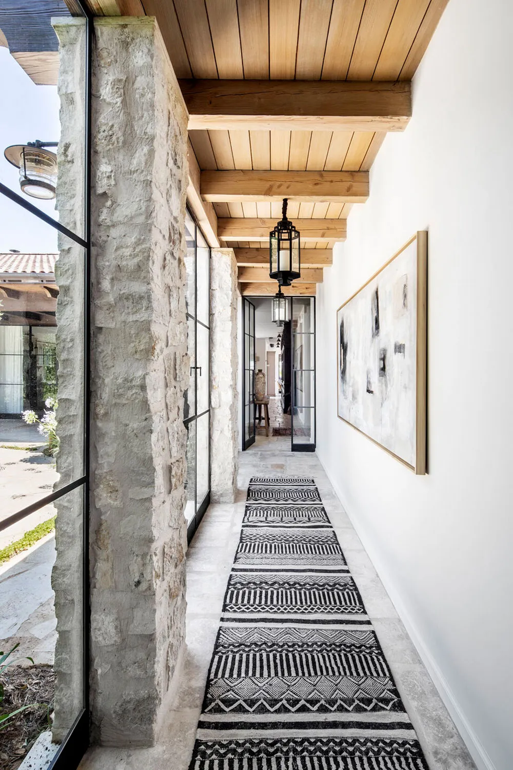 Beau maison en pierre en Israël avec beaucoup de blanc dans les intérieurs - Gallery image 14