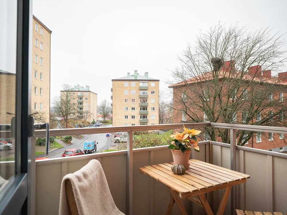 Красивые тёмно-синие стены в дизайне небольшой шведской квартиры (39 кв. м) - Gallery image 21