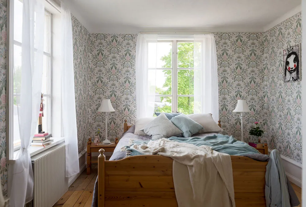 Atmosphärische blühdurchzogene Wandverkleidungen im skandinavischen Stil der schwedischen Datsche - Gallery image 22