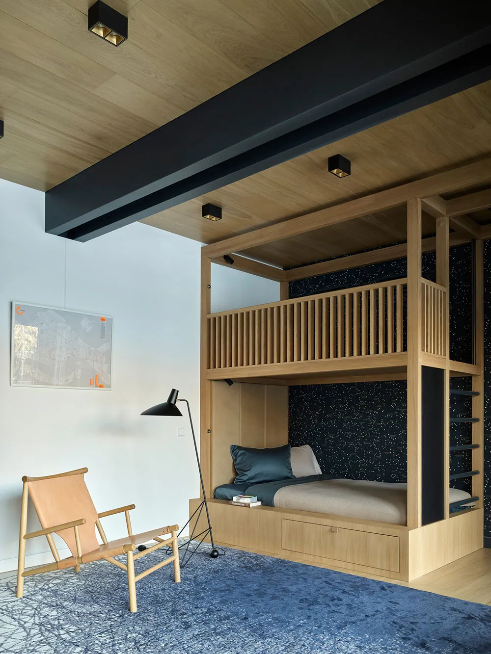 काँच की दीवारें एवं दूसरा प्रकाश: मॉस्को क्षेत्र में एक पाइन जंगल में स्थित आधुनिक कॉटेज - Gallery image 6