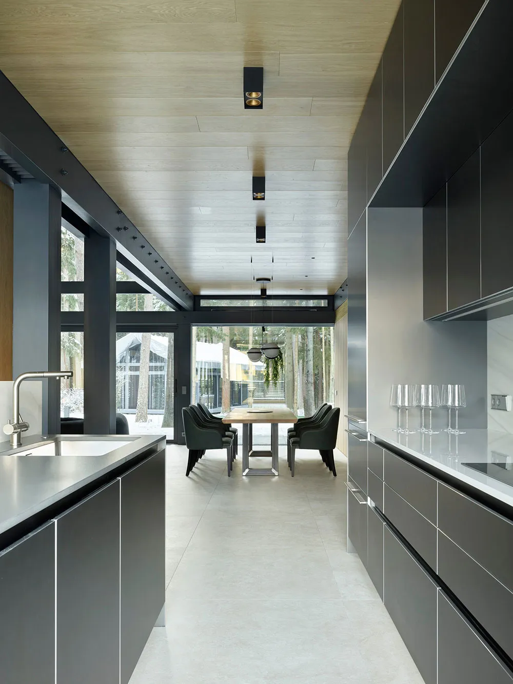 काँच की दीवारें एवं दूसरा प्रकाश: मॉस्को क्षेत्र में एक पाइन जंगल में स्थित आधुनिक कॉटेज - Gallery image 11