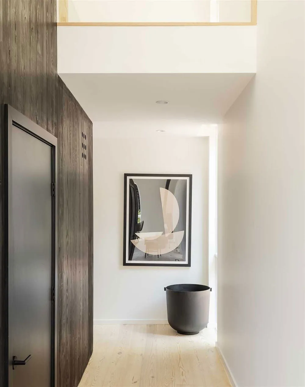 Високі стеля та багато вікон: будинок у амбарному стилі посеред лісу - Gallery image 12