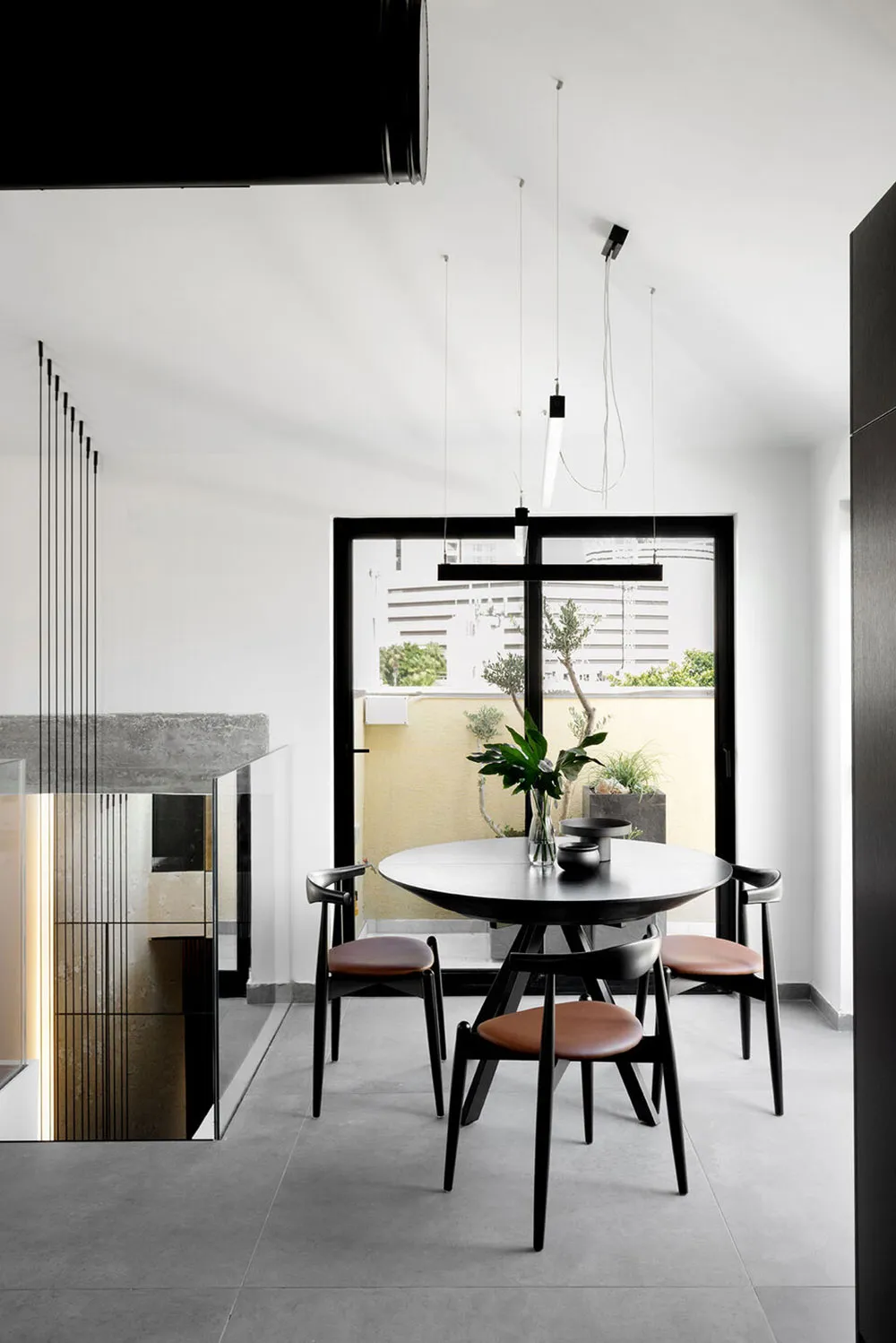Black and White Minimalism in Duplex Design in Tel Aviv - Gallery image 9