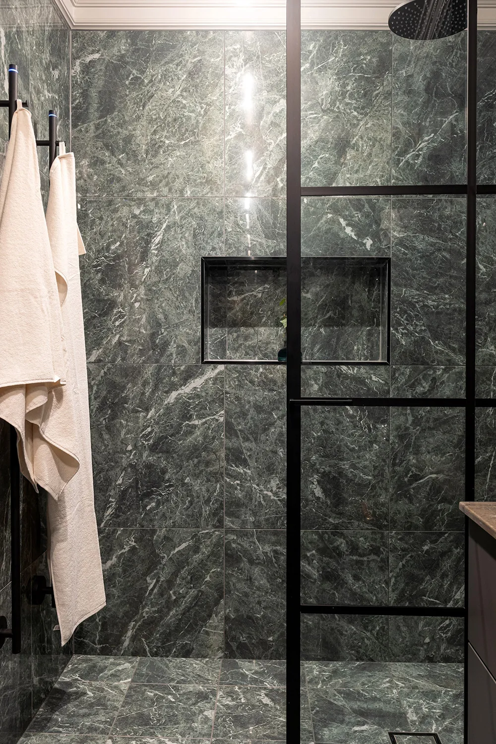 Styles et tons gris avec une cloison en verre : studio en Suède à Stockholm (54 m²) - Gallery image 20