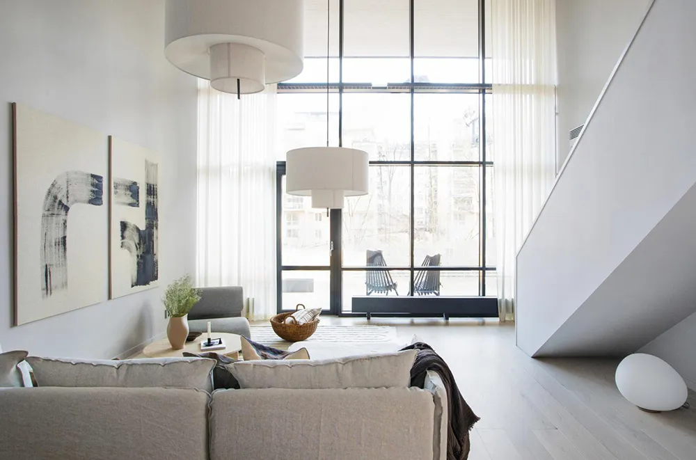 Spokojny skandynawski loft z czarną kuchnią i antresolą - Gallery image 3