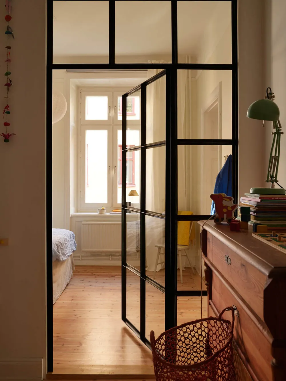 Естественный свет и яркие детали в интерьере небольшой скандинавской квартиры (58 кв. м) - Gallery image 18