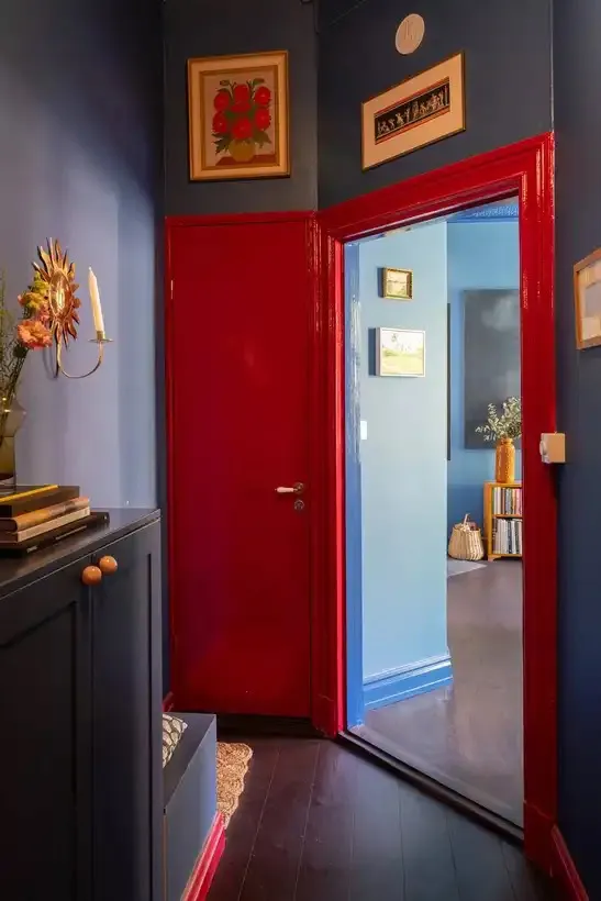 Інтер'єр не для всіх: синя квартира з червоними дверима в Стокгольмі (67 кв. м) - Gallery image 9