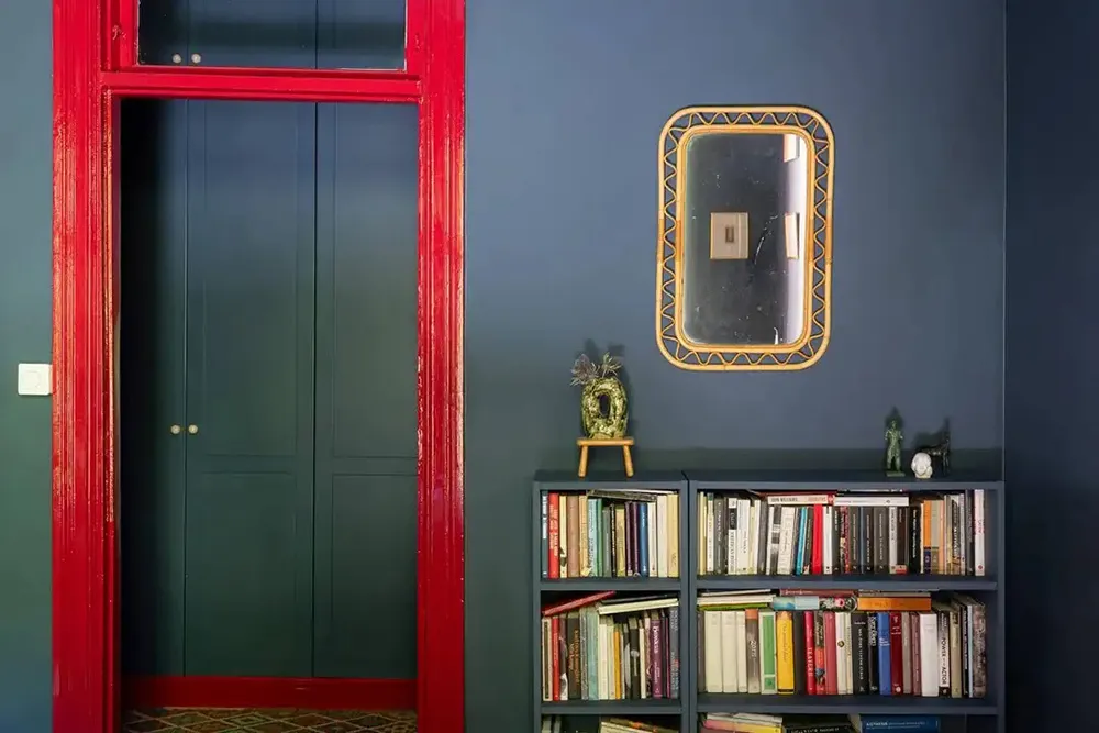 Інтер'єр не для всіх: синя квартира з червоними дверима в Стокгольмі (67 кв. м) - Gallery image 14