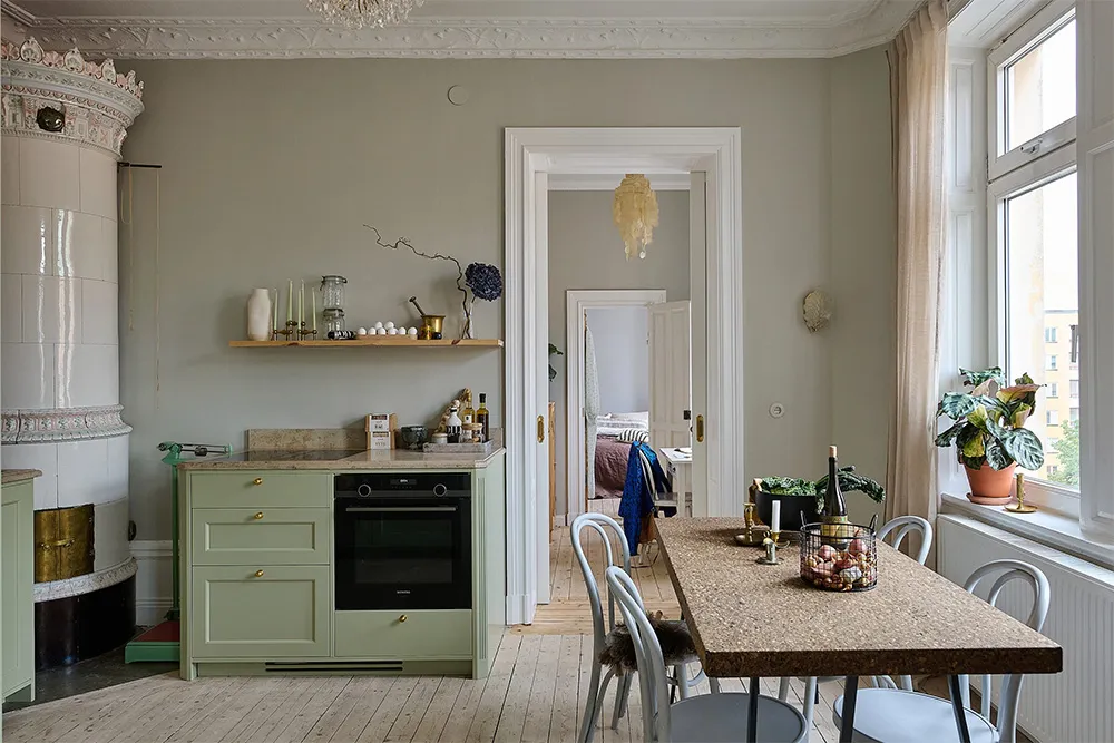 Просторна шведська квартира з синім диваном і винтажними деталями - Gallery image 5