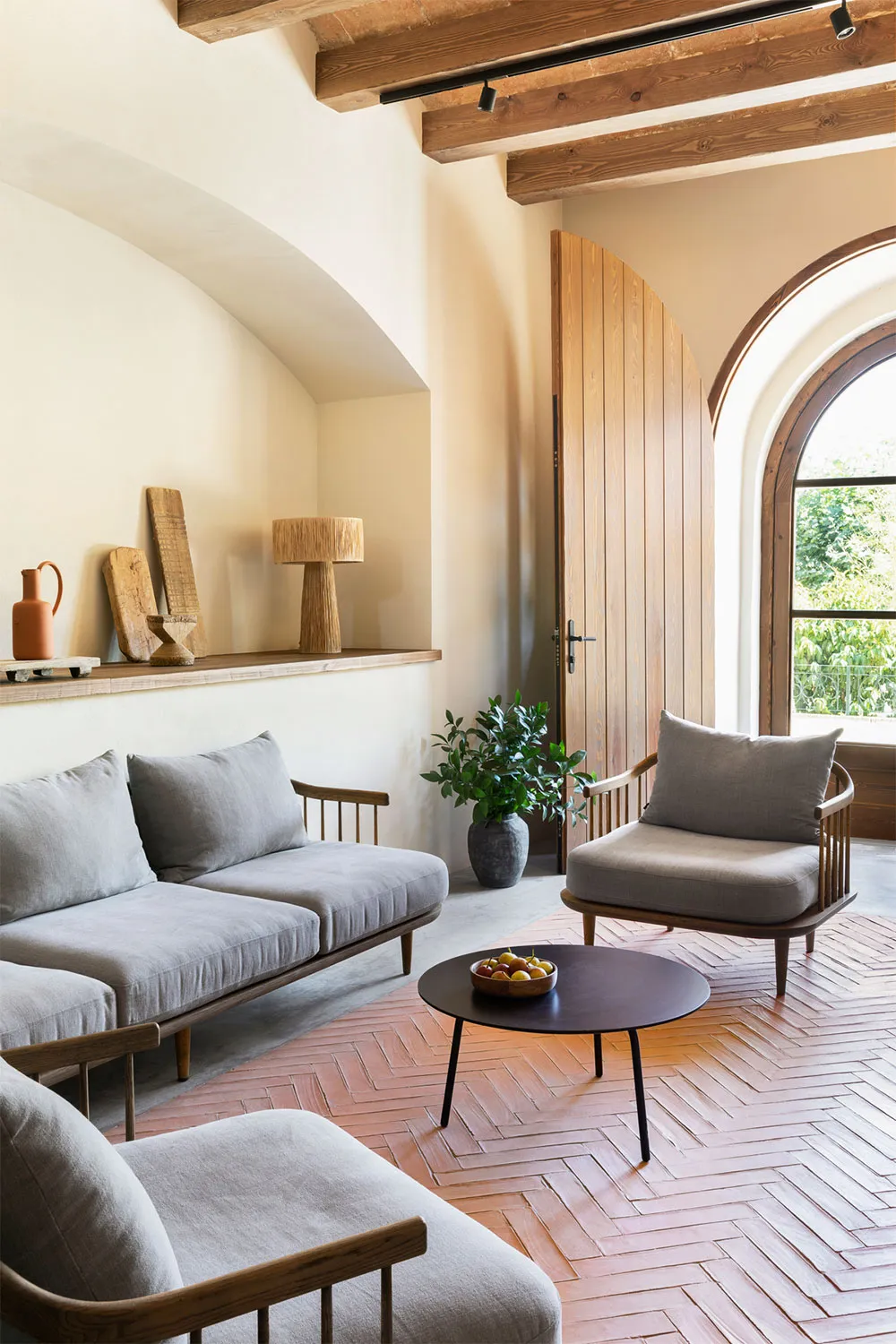 Interiores soleados y estilo atemporal: casa de verano en la costa de España - Gallery image 19