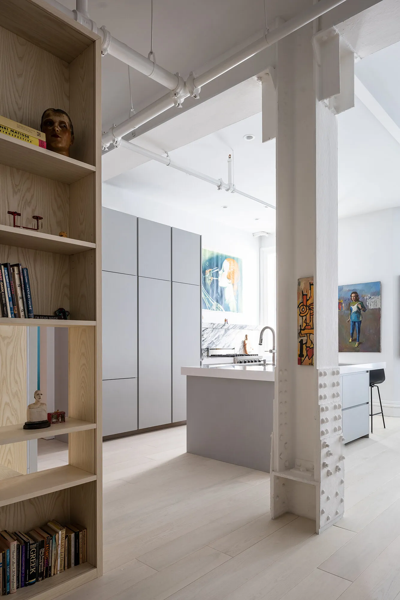 Светлый лофт с красочными постерами на Бродвее - Gallery image 1