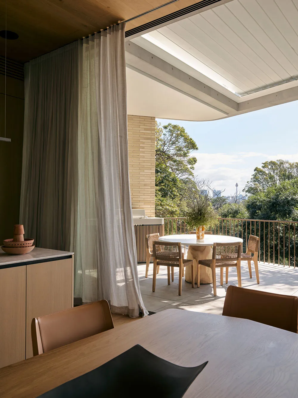 Conception moderne chaleureuse et élégante, baignant dans les rayons du soleil - Gallery image 4