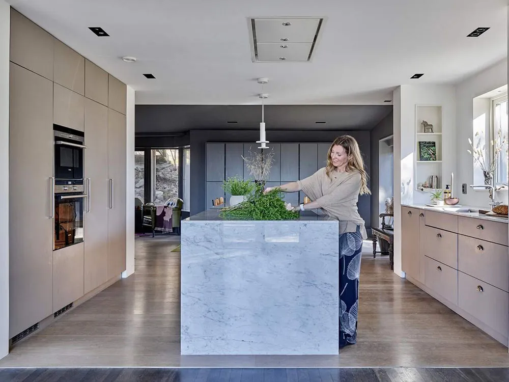 Утільні сучасні інтер'єри вілли 40-х років з видом на ставок у Швеції - Gallery image 2