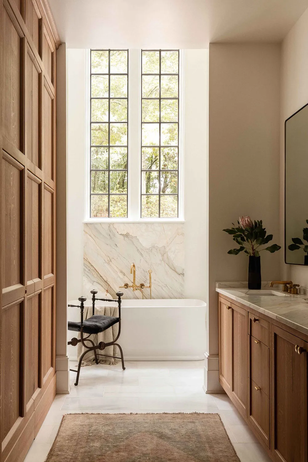 М’який сучасний інтер’єр із колекцією мистецьких виробів у Алабамі - Gallery image 12