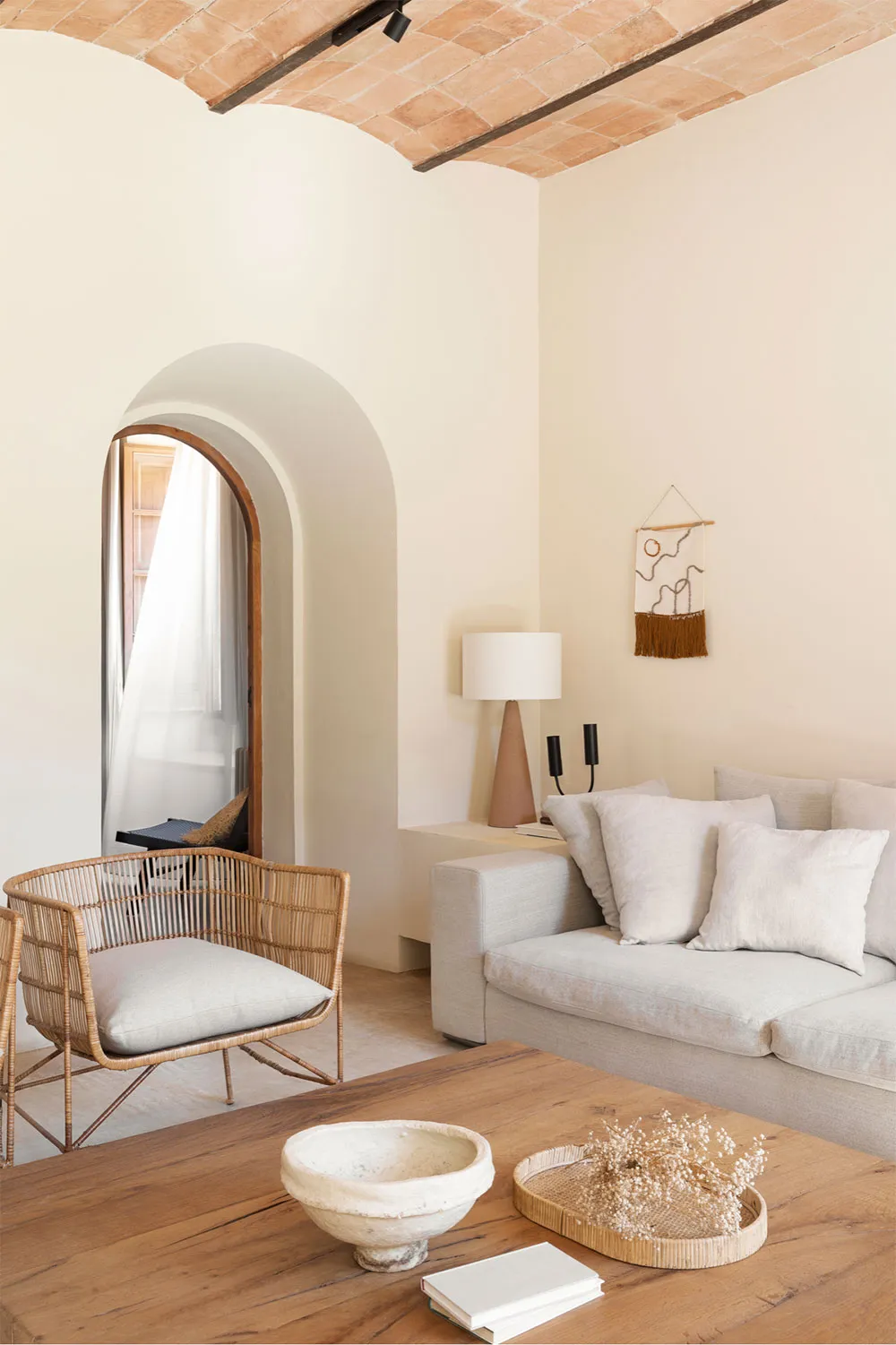 Interiores soleados y estilo atemporal: casa de verano en la costa de España - Gallery image 4