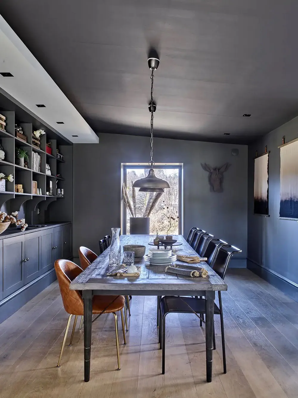 Утільні сучасні інтер'єри вілли 40-х років з видом на ставок у Швеції - Gallery image 14