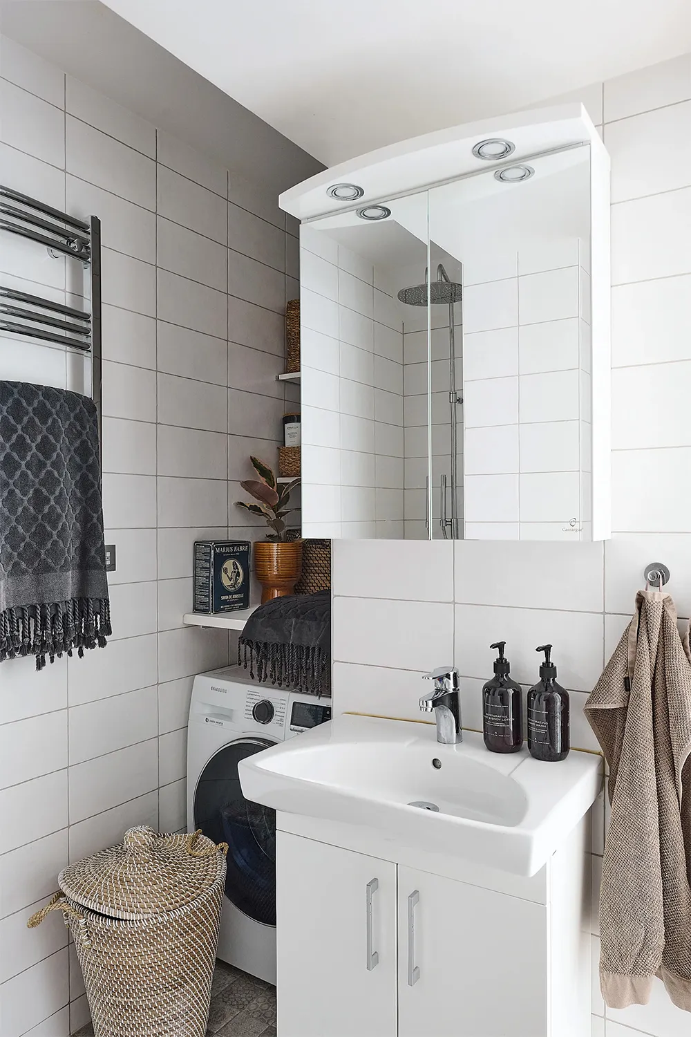 Просторна шведська квартира з синім диваном і винтажними деталями - Gallery image 26