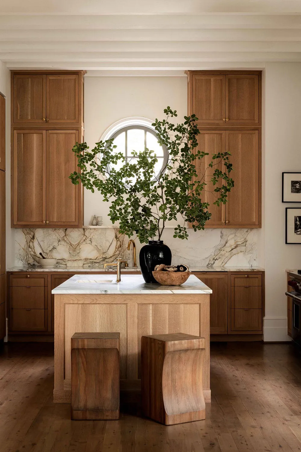 М’який сучасний інтер’єр із колекцією мистецьких виробів у Алабамі - Gallery image 6