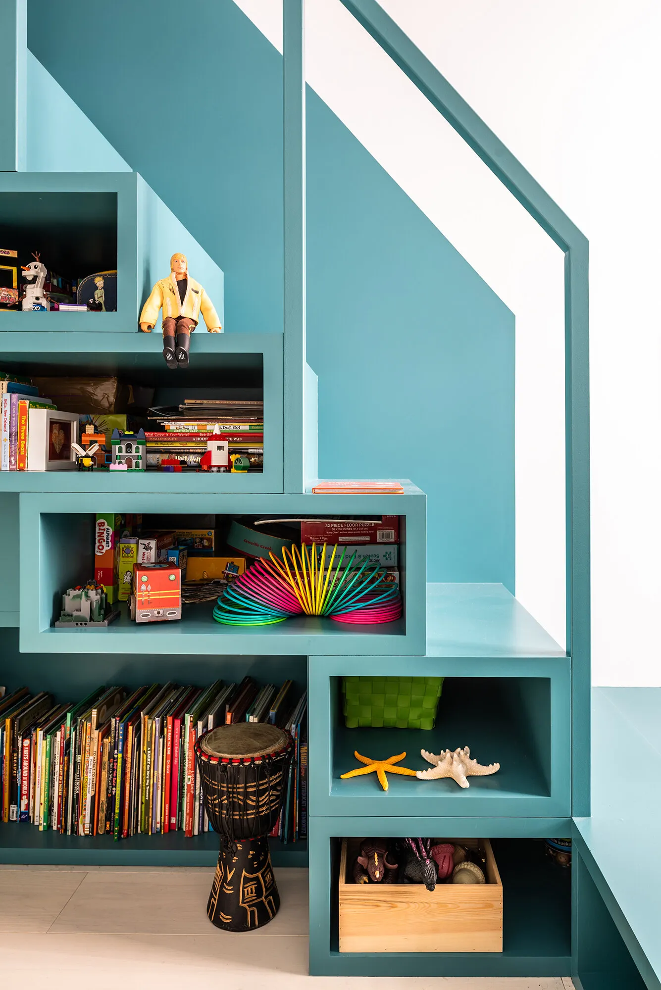 Светлый лофт с красочными постерами на Бродвее - Gallery image 13