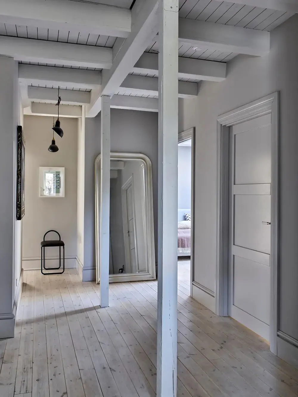 Утільні сучасні інтер'єри вілли 40-х років з видом на ставок у Швеції - Gallery image 12