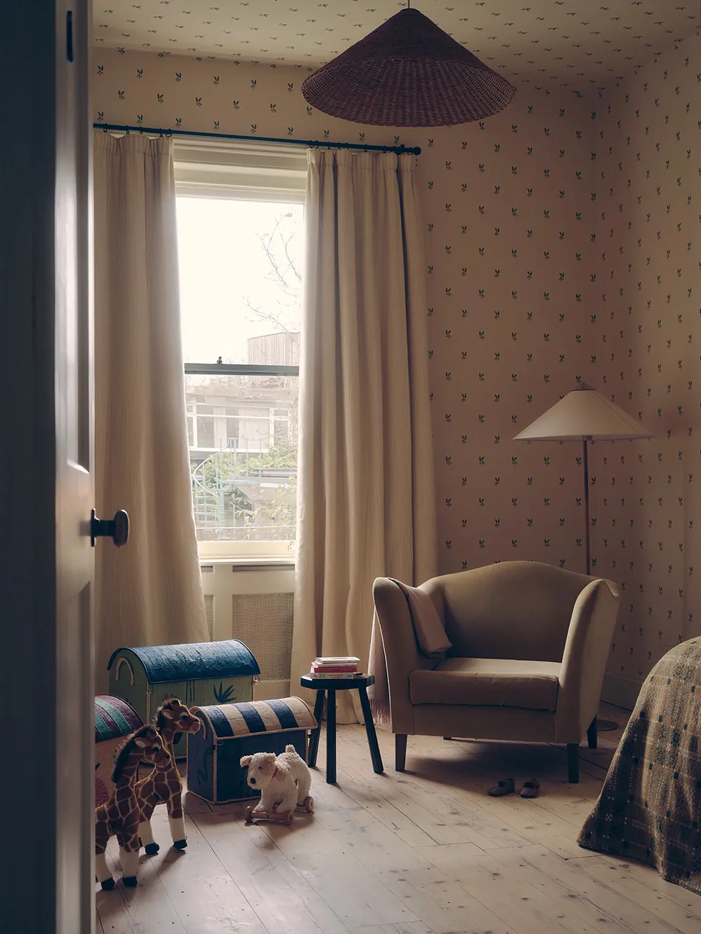 Elegant and Very Cozy Interior of a House in London - Gallery image 12